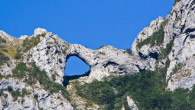 Il monte Forato o Pania Forata è una montagna poco elevata della catena toscana delle Alpi Apuane, nella provincia di Lucca. Questo monte è particolarie in quanto ha due vette di altezza e dimensioni simili, la più alta delle quali raggiunge 1230 metri s.l.m., mentre la seconda, più a nord, […]