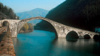 Il Ponte della Maddalena (detto Ponte del Diavolo) attraversa il fiume Serchio nei pressi di Borgo a Mozzano, in provincia di Lucca. Storia Il ponte è una mirabile opera di ingegneria medievale, risalente al XIV secolo, su fondazioni probabilmente dell’XI, dovute forse alla volontà della contessa Matilde di Canossa; fu […]